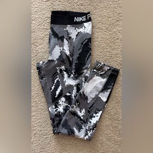Brand new with tag Nike Pro hyper warm printed  black leggings size L